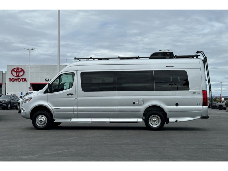 Mercedes-Benz Sprinter 3500 XD Vehicle Full-screen Gallery Image 07