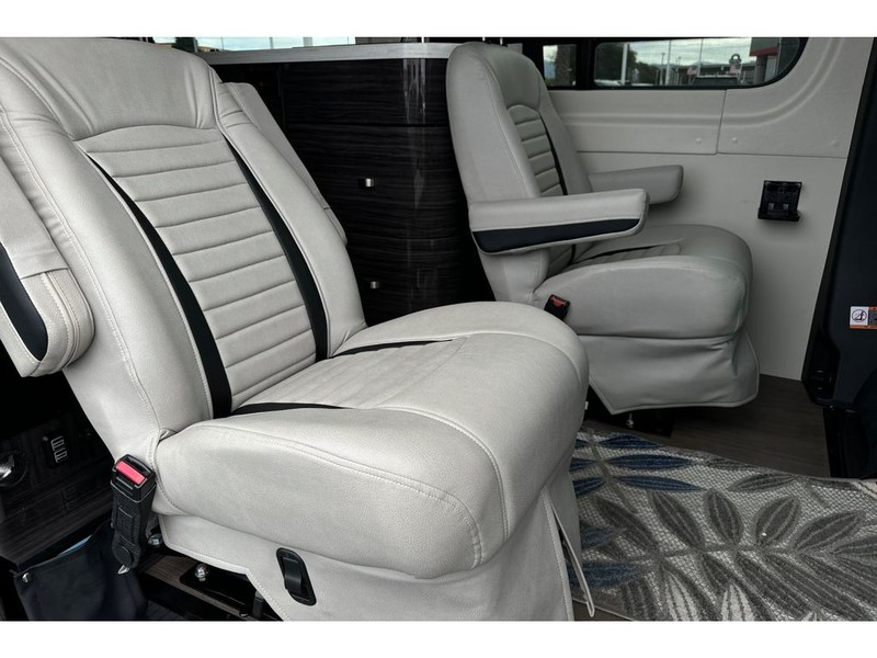 Mercedes-Benz Sprinter 3500 XD Vehicle Full-screen Gallery Image 13