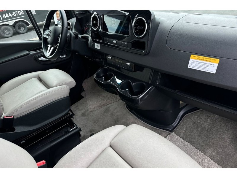 Mercedes-Benz Sprinter 3500 XD Vehicle Full-screen Gallery Image 17