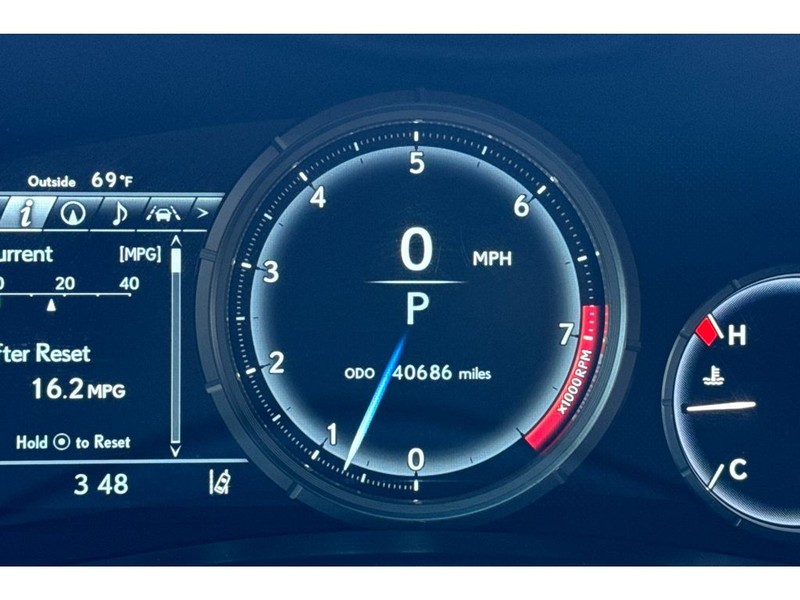Lexus GS 350 Vehicle Full-screen Gallery Image 27