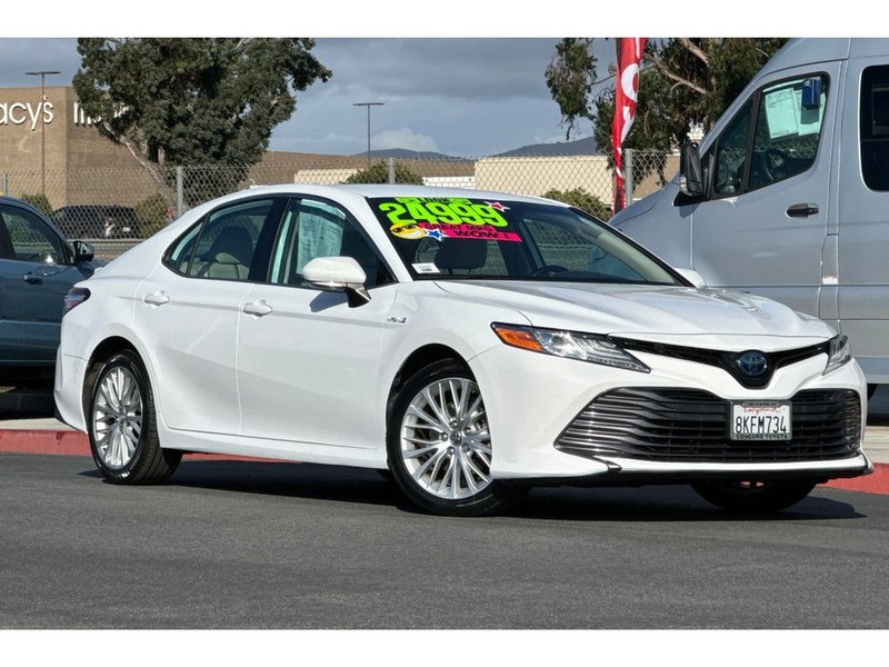 Toyota Camry Vehicle Full-screen Gallery Image 02