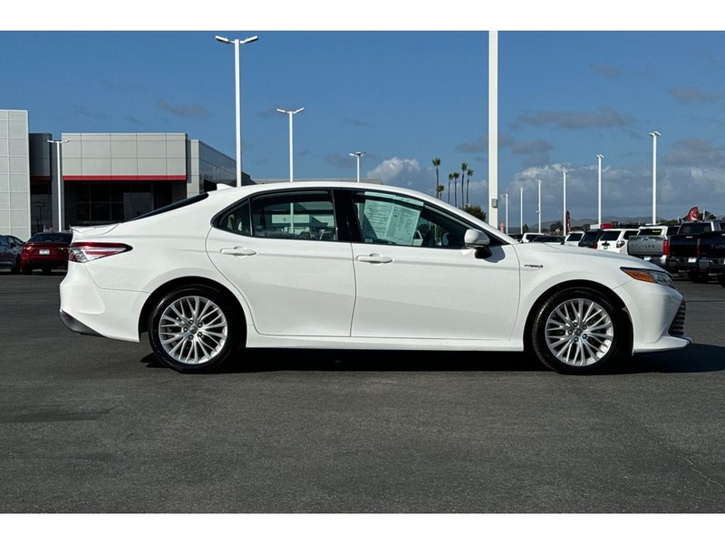 Toyota Camry Vehicle Full-screen Gallery Image 03