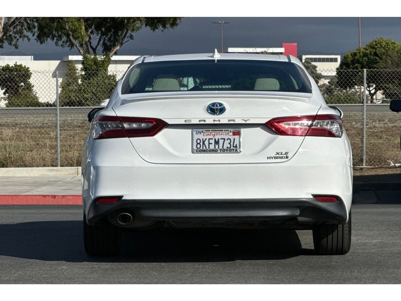 Toyota Camry Vehicle Full-screen Gallery Image 05