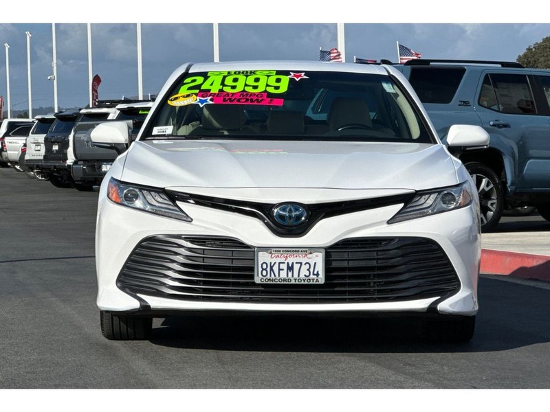 Toyota Camry Vehicle Full-screen Gallery Image 09
