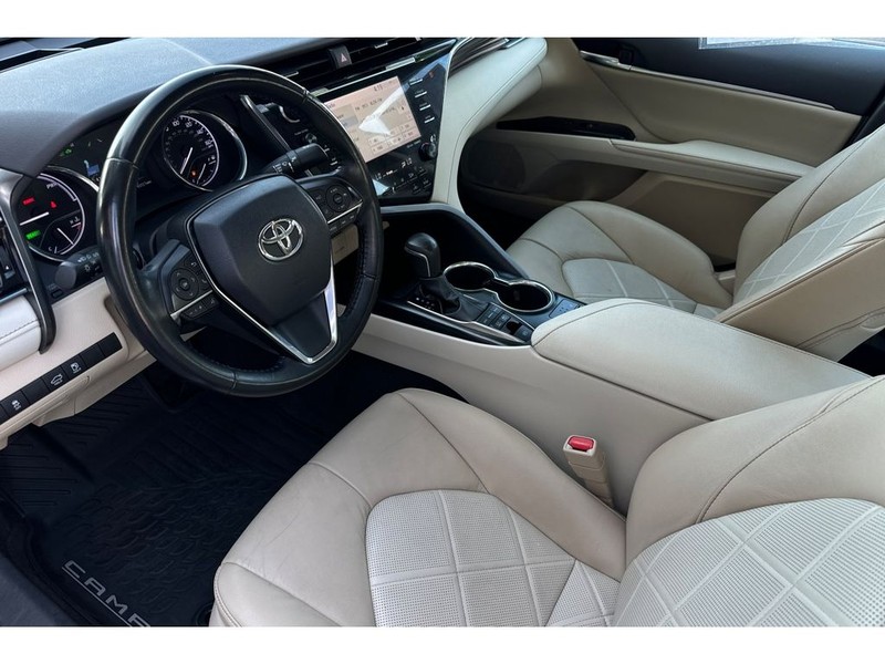 Toyota Camry Vehicle Full-screen Gallery Image 10