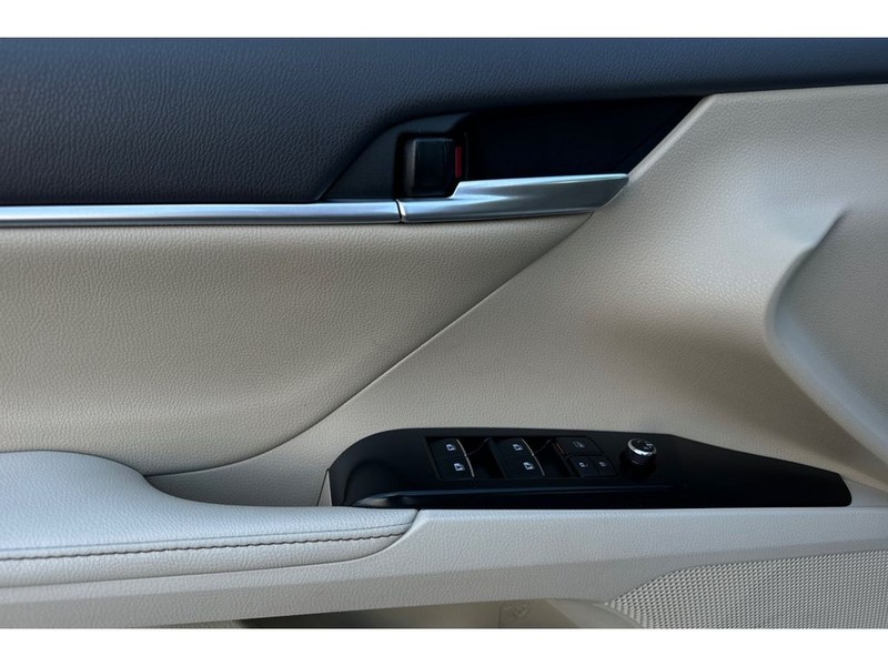 Toyota Camry Vehicle Full-screen Gallery Image 11