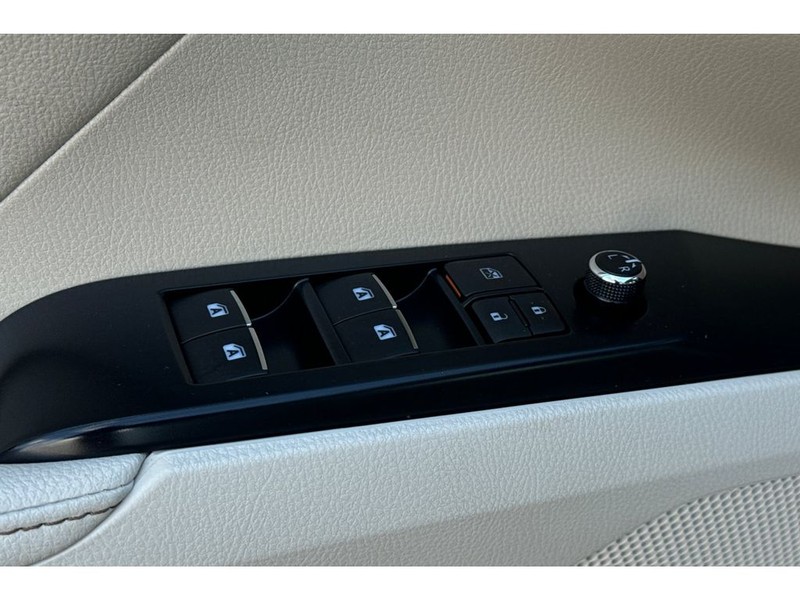 Toyota Camry Vehicle Full-screen Gallery Image 12