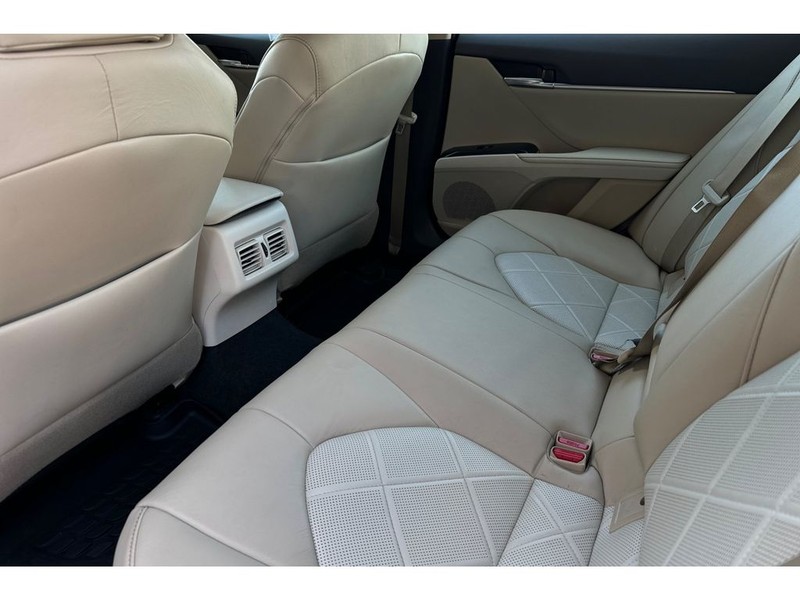 Toyota Camry Vehicle Full-screen Gallery Image 13