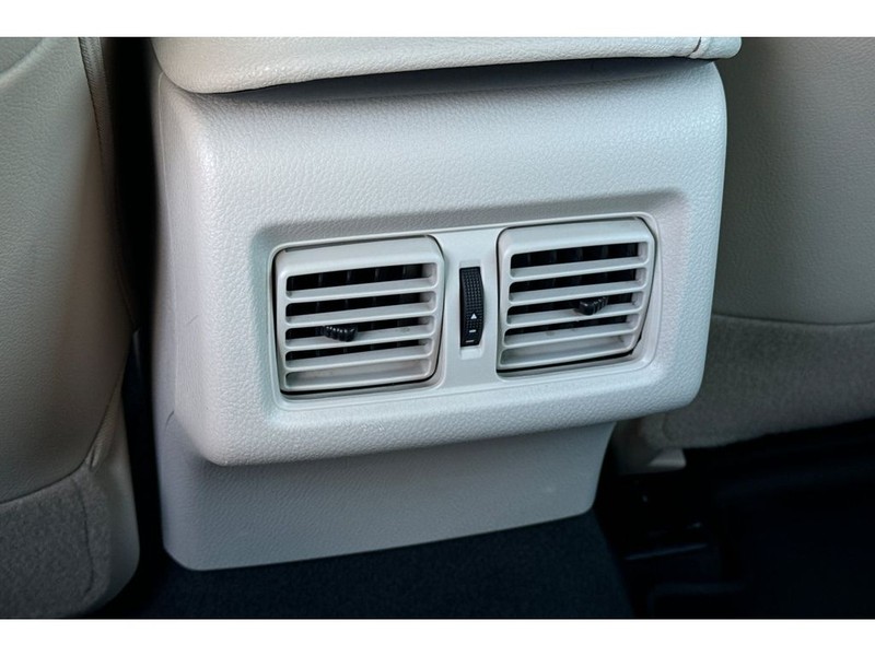 Toyota Camry Vehicle Full-screen Gallery Image 14