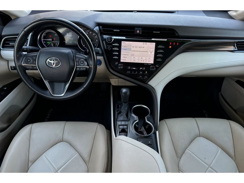 Toyota Camry Vehicle Full-screen Gallery Image 15