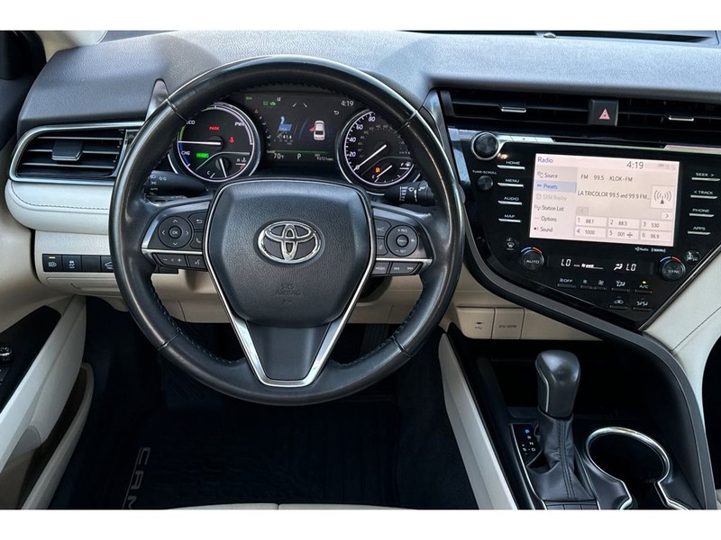 Toyota Camry Vehicle Full-screen Gallery Image 16