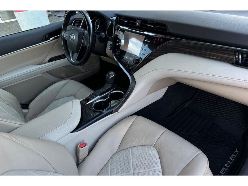 Toyota Camry Vehicle Full-screen Gallery Image 17