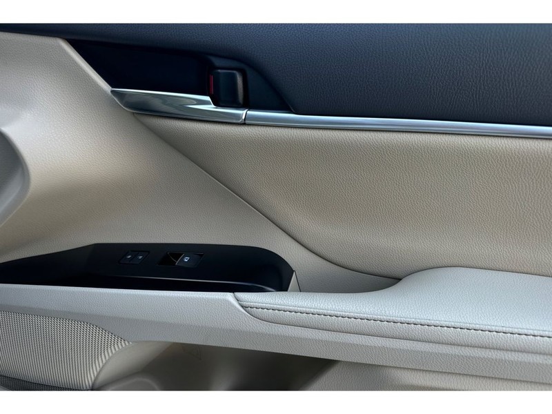 Toyota Camry Vehicle Full-screen Gallery Image 18