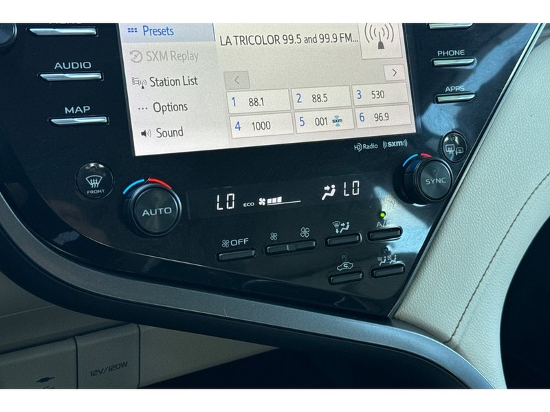 Toyota Camry Vehicle Full-screen Gallery Image 20