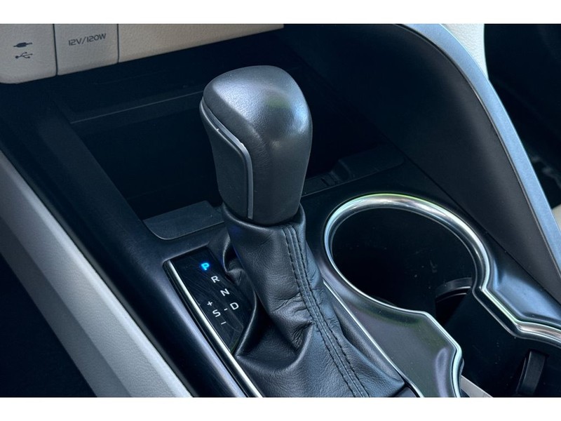 Toyota Camry Vehicle Full-screen Gallery Image 21