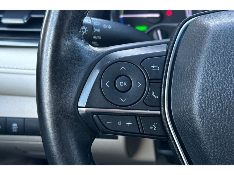 Toyota Camry Vehicle Full-screen Gallery Image 24