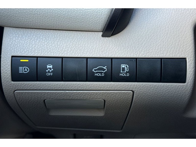 Toyota Camry Vehicle Full-screen Gallery Image 28