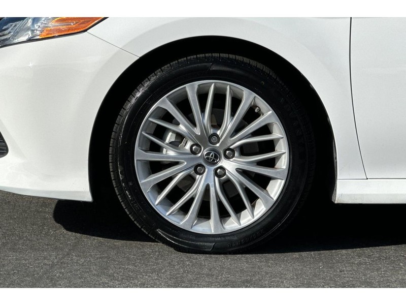 Toyota Camry Vehicle Full-screen Gallery Image 29