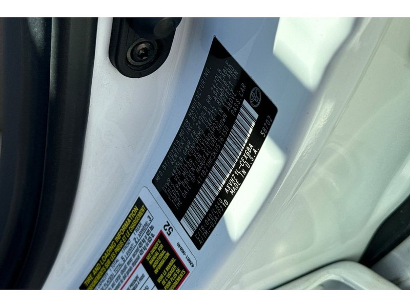 Toyota Camry Vehicle Full-screen Gallery Image 31