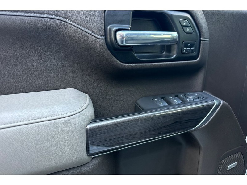 Chevrolet Silverado Vehicle Full-screen Gallery Image 11