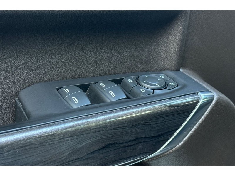 Chevrolet Silverado Vehicle Full-screen Gallery Image 12