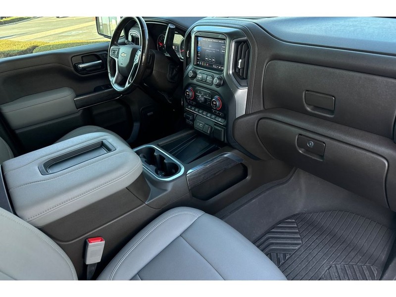Chevrolet Silverado Vehicle Full-screen Gallery Image 17