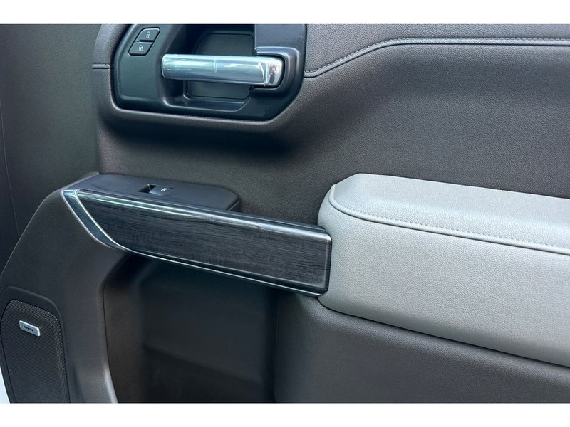 Chevrolet Silverado Vehicle Full-screen Gallery Image 18
