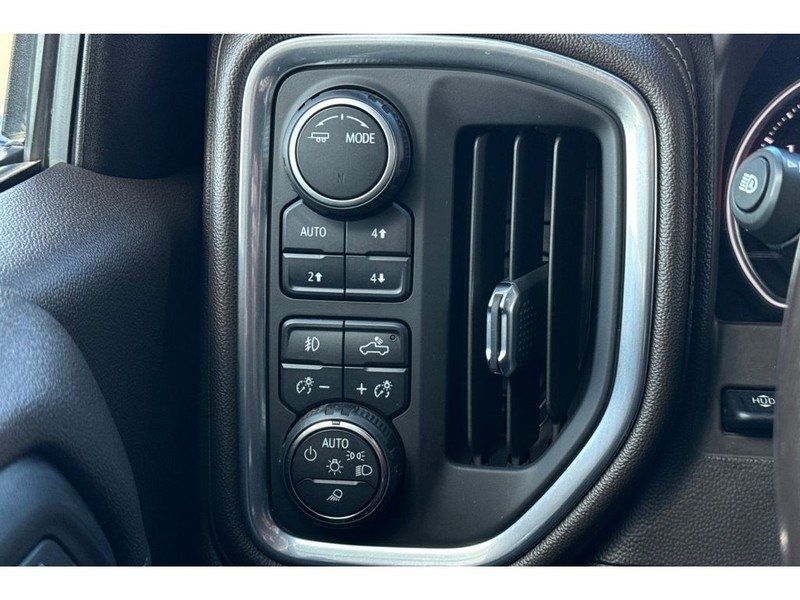 Chevrolet Silverado Vehicle Full-screen Gallery Image 28