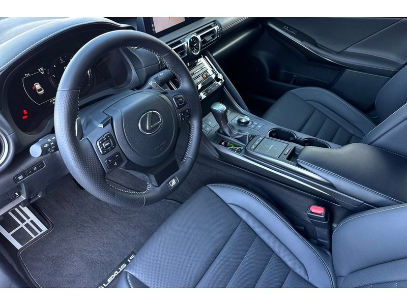 Lexus IS 350 Vehicle Full-screen Gallery Image 10