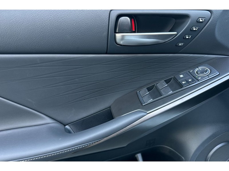 Lexus IS 350 Vehicle Full-screen Gallery Image 11