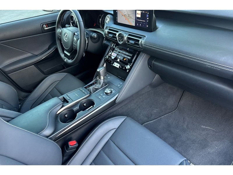 Lexus IS 350 Vehicle Full-screen Gallery Image 17