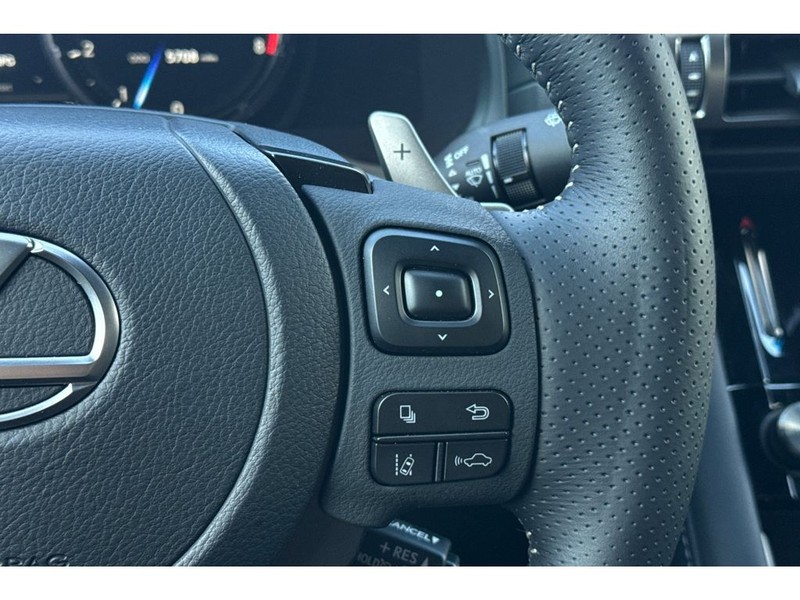 Lexus IS 350 Vehicle Full-screen Gallery Image 25