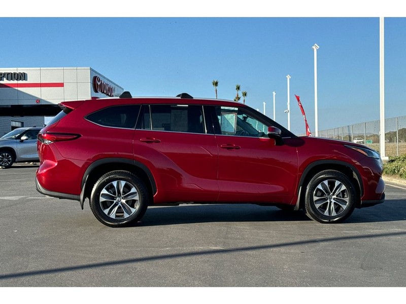 Toyota Highlander Vehicle Full-screen Gallery Image 03