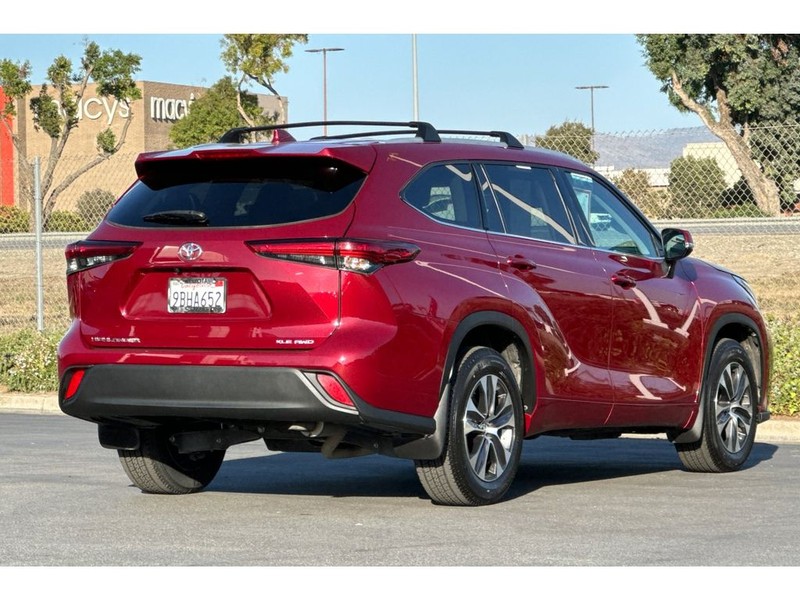 Toyota Highlander Vehicle Full-screen Gallery Image 04