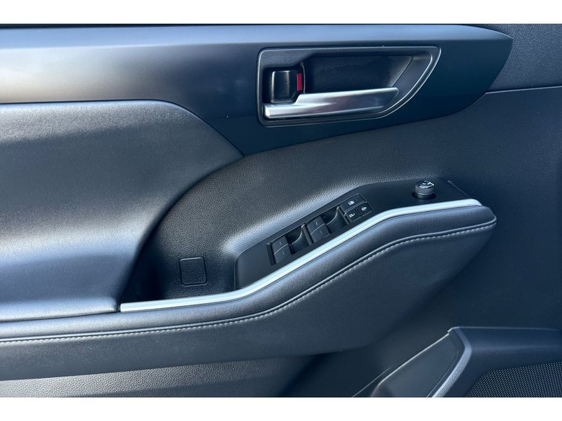Toyota Highlander Vehicle Full-screen Gallery Image 11