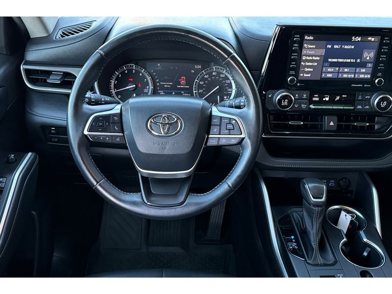 Toyota Highlander Vehicle Full-screen Gallery Image 15