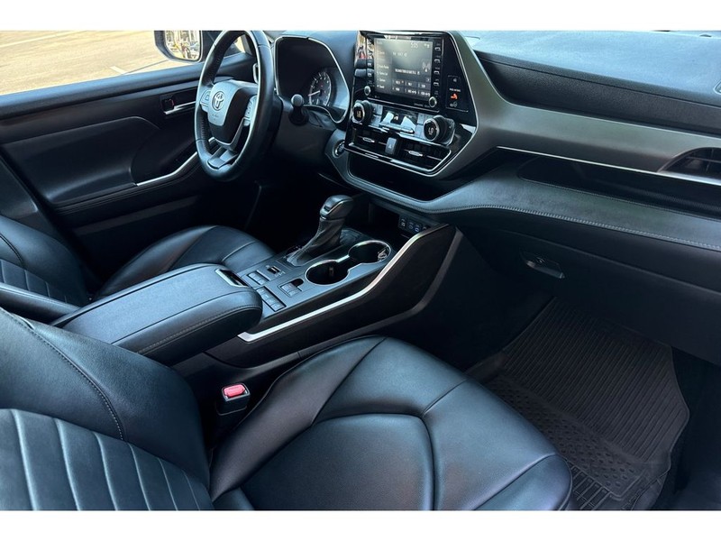 Toyota Highlander Vehicle Full-screen Gallery Image 18