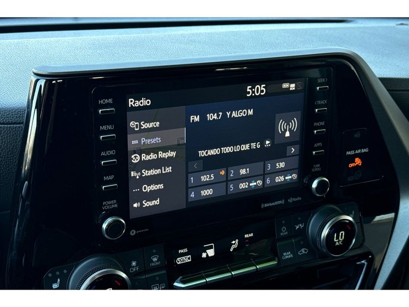 Toyota Highlander Vehicle Full-screen Gallery Image 20