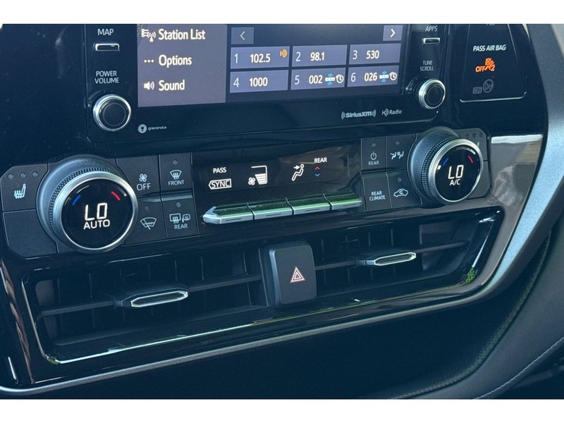 Toyota Highlander Vehicle Full-screen Gallery Image 21