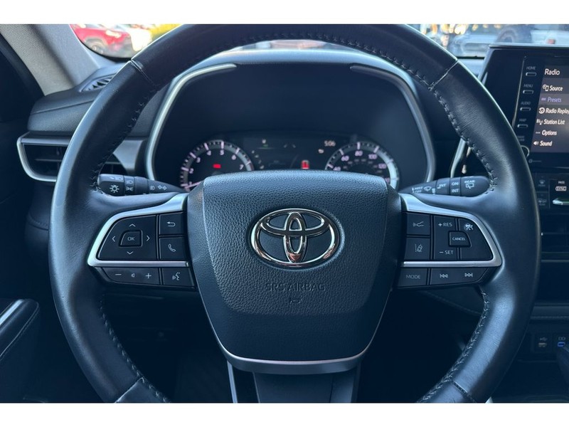 Toyota Highlander Vehicle Full-screen Gallery Image 24