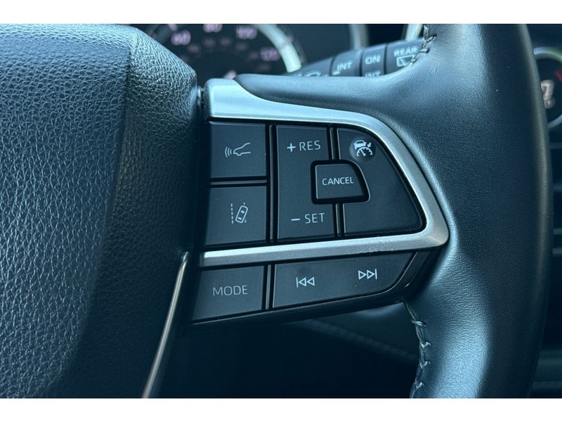 Toyota Highlander Vehicle Full-screen Gallery Image 26