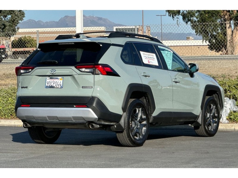 Toyota RAV4 Vehicle Full-screen Gallery Image 04