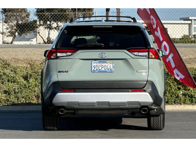 Toyota RAV4 Vehicle Full-screen Gallery Image 05