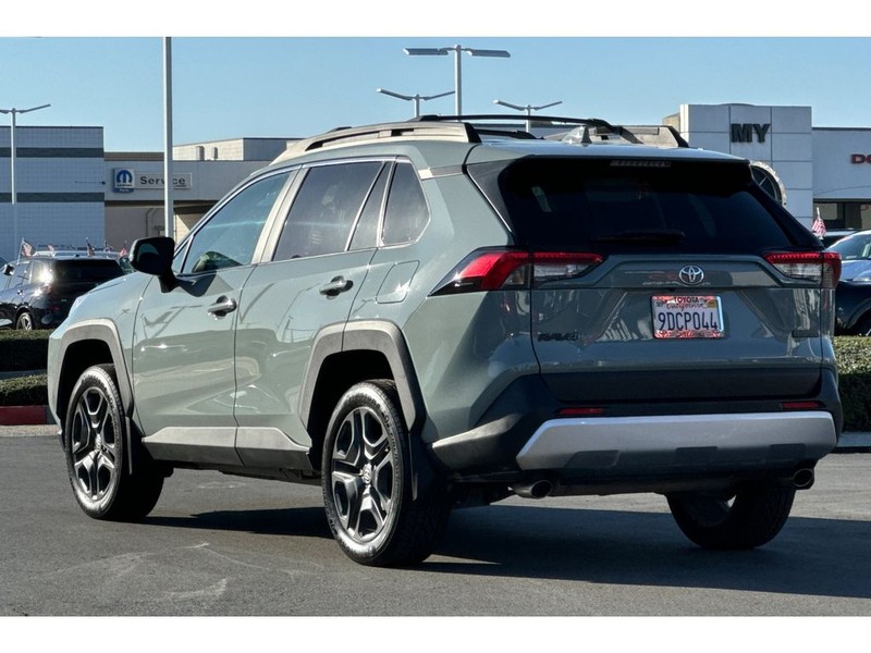 Toyota RAV4 Vehicle Full-screen Gallery Image 06