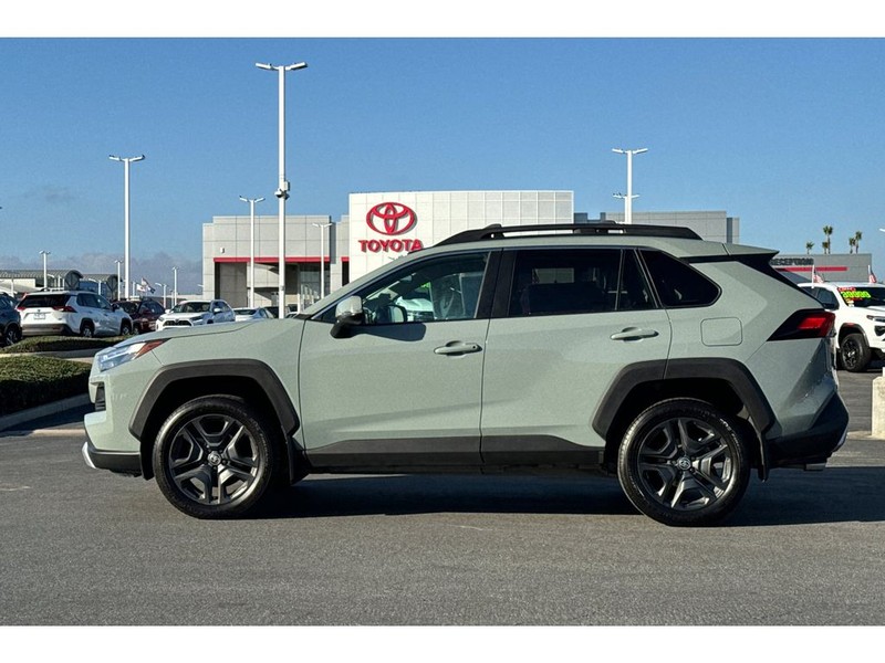 Toyota RAV4 Vehicle Full-screen Gallery Image 07