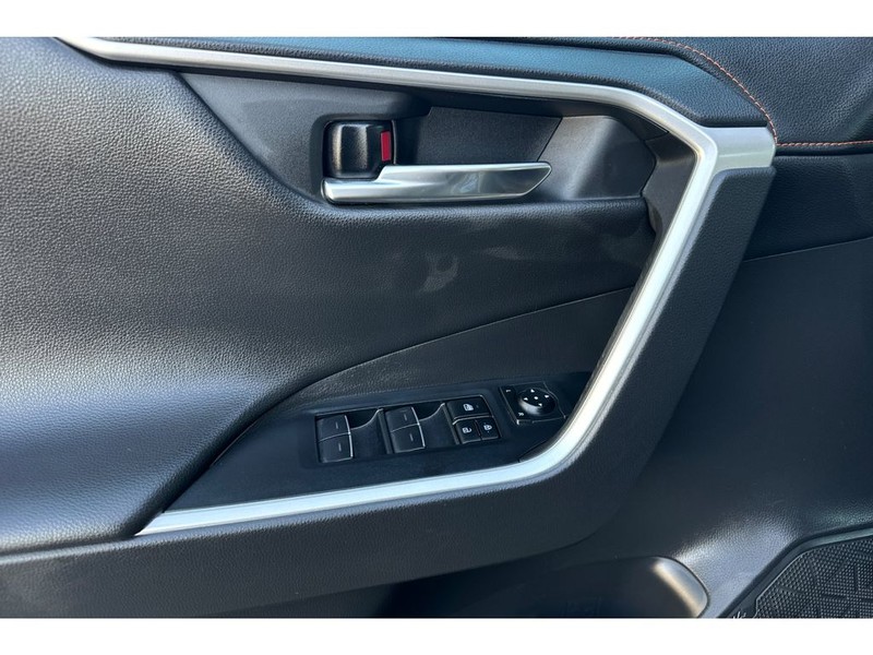 Toyota RAV4 Vehicle Full-screen Gallery Image 11