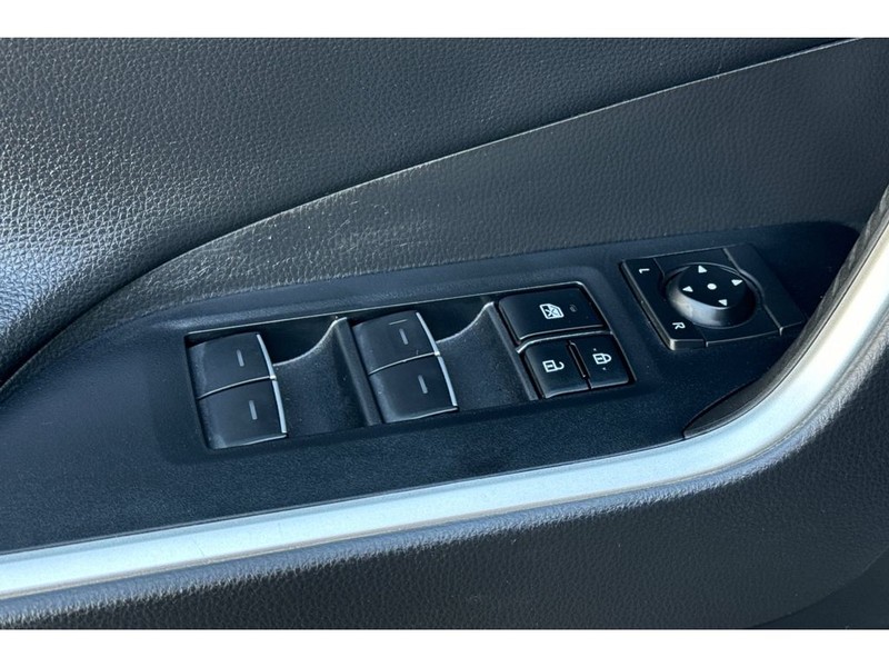Toyota RAV4 Vehicle Full-screen Gallery Image 12