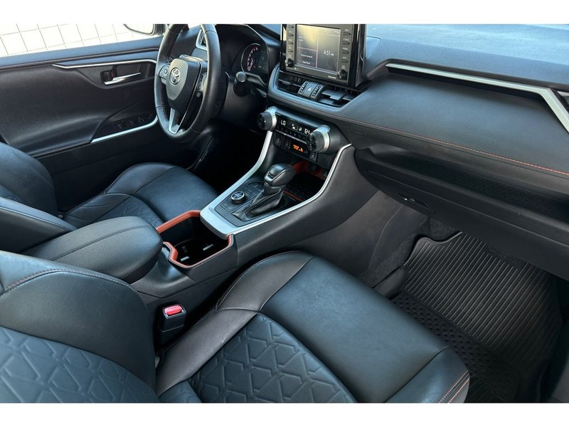 Toyota RAV4 Vehicle Full-screen Gallery Image 18