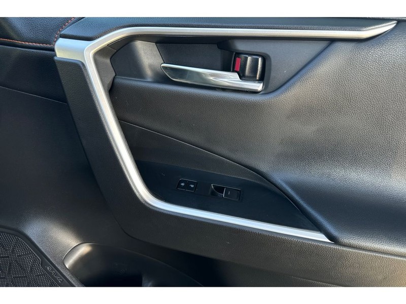 Toyota RAV4 Vehicle Full-screen Gallery Image 19