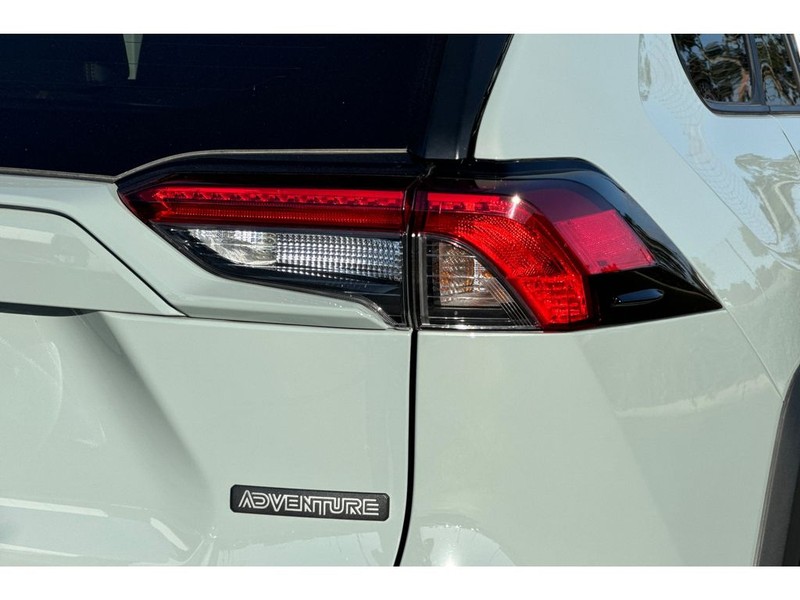 Toyota RAV4 Vehicle Full-screen Gallery Image 31